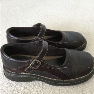 Girl’s shoes size 4